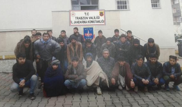 Göçmenleri İstanbul deyip Trabzon'a bıraktılar...