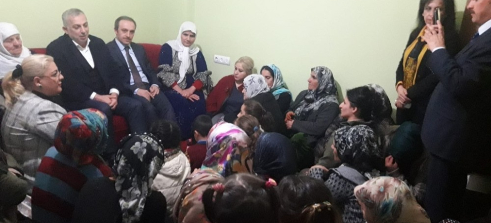 Hakkari'de Ak Parti’li Metin Külünk’ten ev ziyaretleri