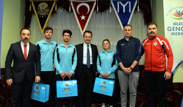 Bilecik'te Vali Bilal Şentürk, başarılı sporcuları ödüllendirdi