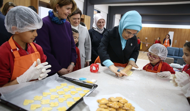 Emine Erdoğan, öğrencilerle kurabiye yaptı...