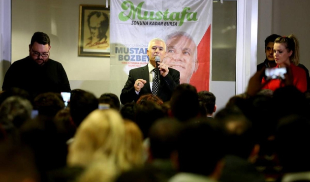 Bursa'da Mustafa Bozbey gençlerle bir araya geldi