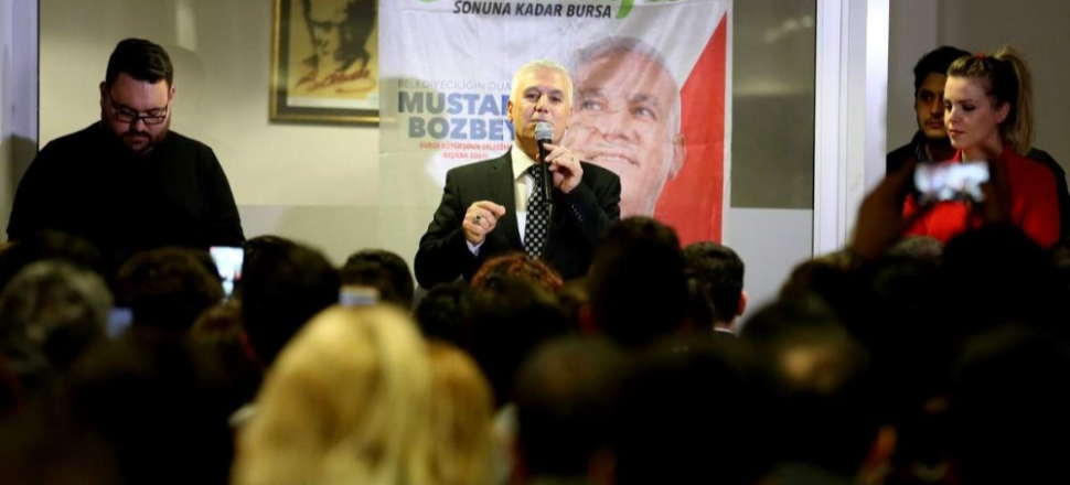 Bursa'da Mustafa Bozbey gençlerle bir araya geldi