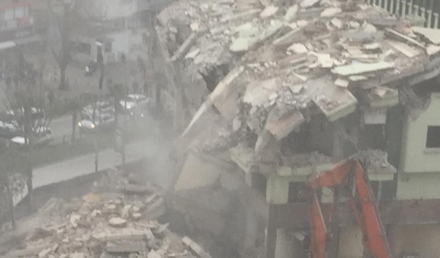 Yıkımı yapılan bina, işçilerin mesai bitimi sonrası çöktü!