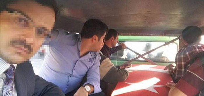 Şehit cenazesinde selfie çekip, Facebook'a attı