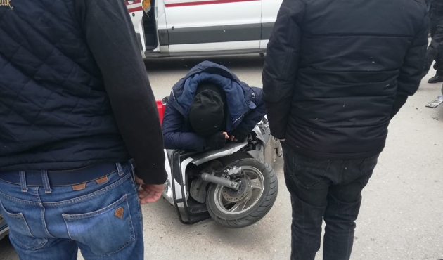 Kaza yaptı, kullandığı motosiklette sıkıştı...
