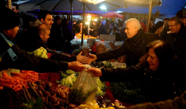 Bursa'da Mustafa Bozbey’den pazar ziyareti