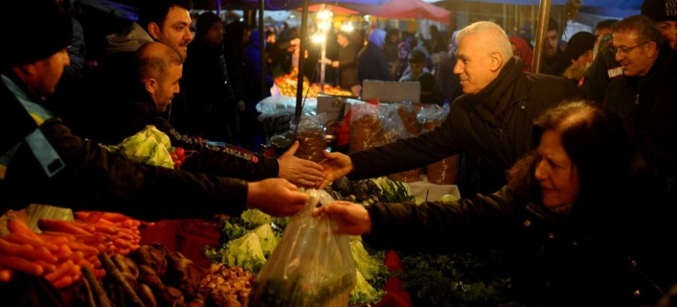 Bursa'da Mustafa Bozbey’den pazar ziyareti
