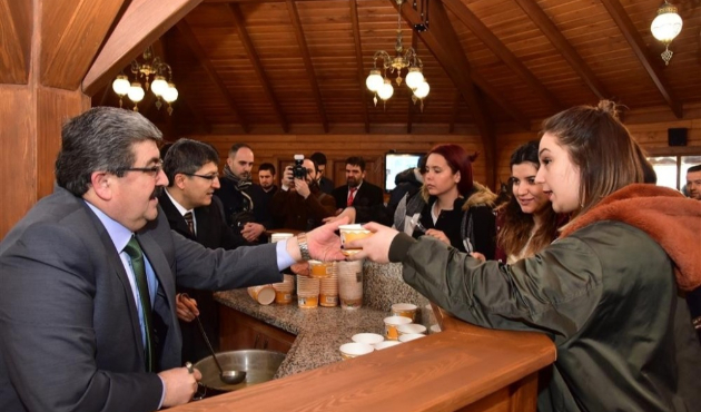 Bilecik'te Başkan Nihat Can öğrencilere çorba ve çay ikram etti