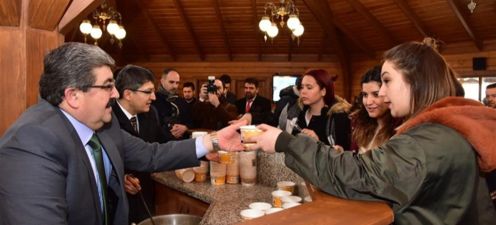 Bilecik'te Başkan Nihat Can öğrencilere çorba ve çay ikram etti