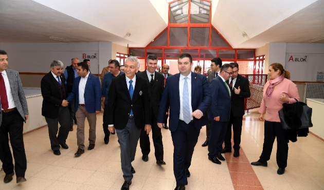 Isparta'da Başkan Yusuf Ziya Günaydın, akademisyen ve üniversitelilerle buluştu