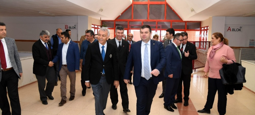 Isparta'da Başkan Yusuf Ziya Günaydın, akademisyen ve üniversitelilerle buluştu