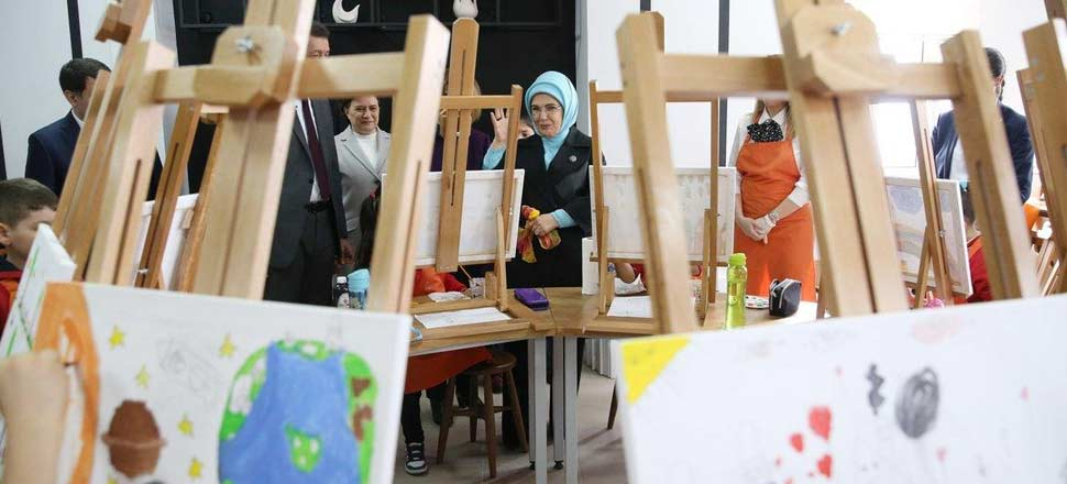 Emine Erdoğan, öğrencilerle kurabiye yaptı