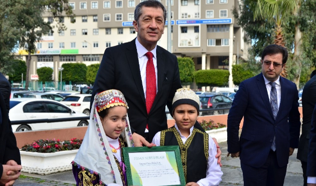 Adana'da Bakan Ziya Selçuk’a “fidan sertifikası"