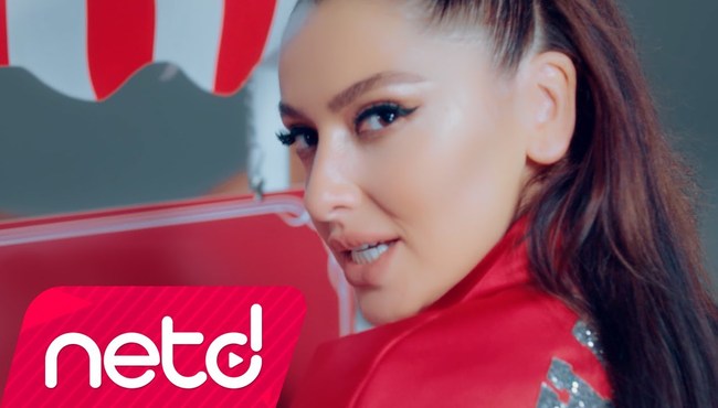 Hadise ponpon  kız oldu... İşte çok konuşulacak klip: Şampiyon