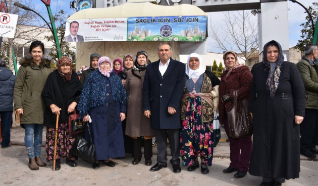 Balıkesir'de Bigadiç’te süt dağıtımı sürüyor