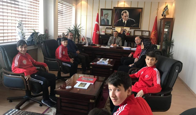 Bilecik'te Kaymakam Naif Yavuz, başarılı sporcuları makamında kabul etti