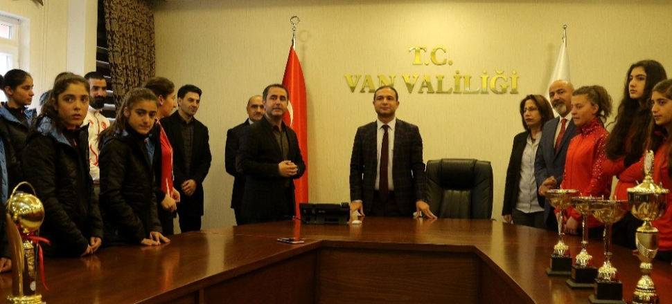 Van'da şampiyonlardan Vali Yardımcısı Sinan Aslan’a ziyaret
