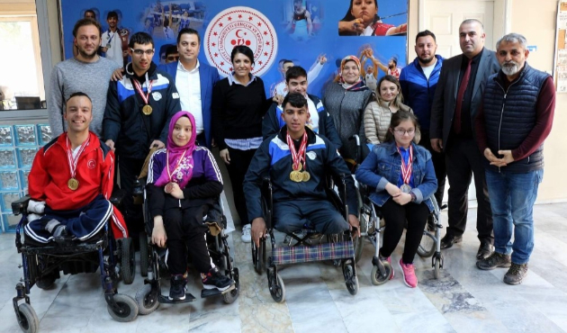Manisa'da İl Müdürü Yunus Öztürk şampiyon sporcuları ödüllendirdi