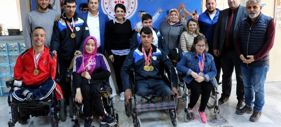 Manisa'da İl Müdürü Yunus Öztürk şampiyon sporcuları ödüllendirdi