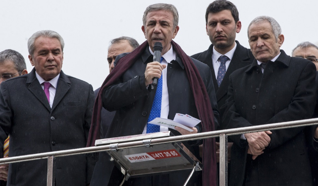 Çelik yelek giydi, koruma sayısı arttı!