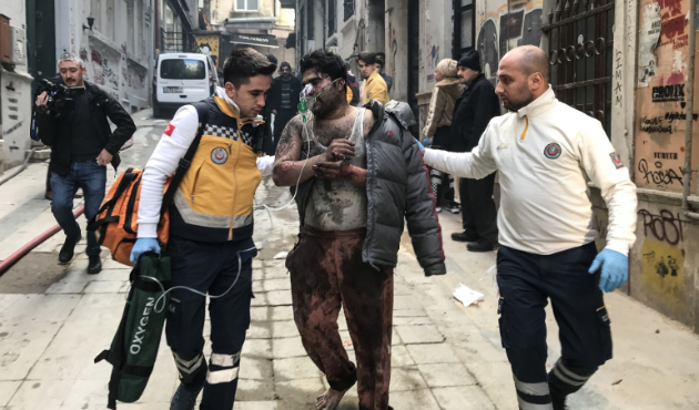 İstanbul'da 5 katlı binada yangın!