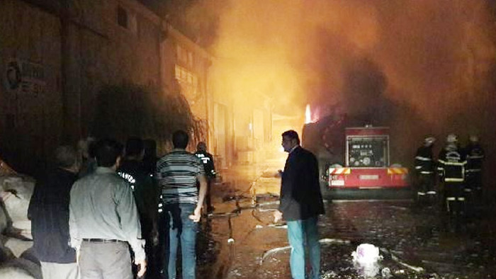 Yangına müdahale eden itfaiye aracı patladı: 7 yaralı
