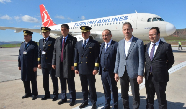 Siirt'te Vali Ali Fuat Atik, havaalanında test uçuşlarını inceledi