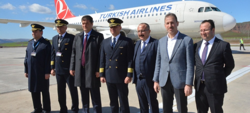 Siirt'te Vali Ali Fuat Atik, havaalanında test uçuşlarını inceledi
