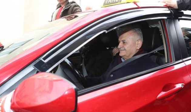 Taksi durağında çalan telefona baktı, taksi kullandı!