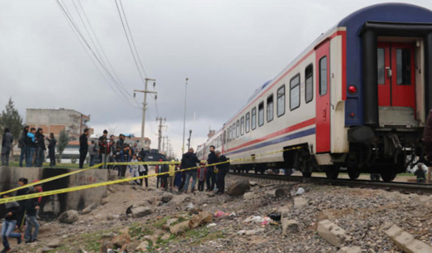 Diyarbakır'da yolcu treni 16 yaşındaki gence çarptı!