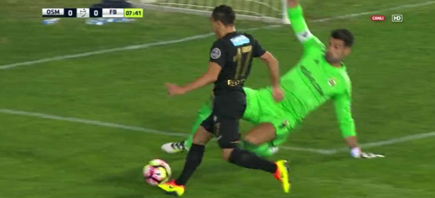 Fenerbahçe taraftarı bu pozisyonda Volkan'a patladı
