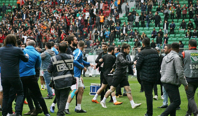 Amedspor-Sakaryaspor maçında yumruklar konuştu!