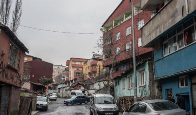 Her evin önüne para dolu zarf bıraktılar!