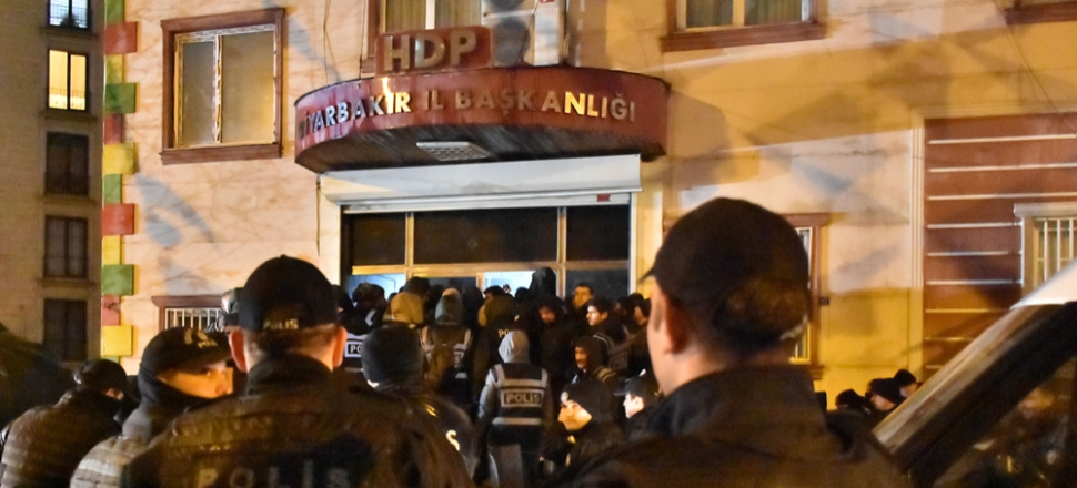 HDP Diyarbakır il binasına operasyon: 5 gözaltı...