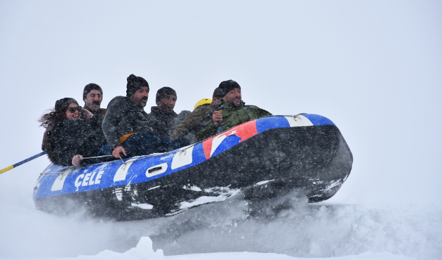 Hakkari'de 2 bin 800 rakımda kar festivali...