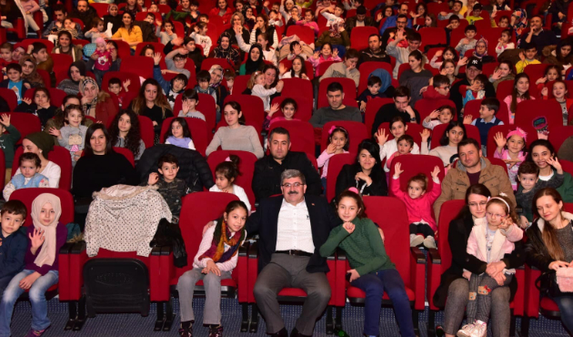 Bilecik'te Başkan Nihat Can, çocuklarla tiyatro oyunu seyretti