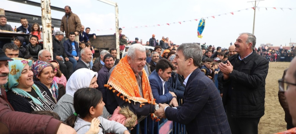 Manisa'da Başkan Turgay Şirin’e deve güreşlerinde yoğun ilgi