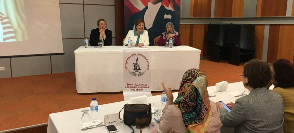 İzmir'de Sema Pekdaş: "Siyasette kadın var; ama karar organlarında yok"