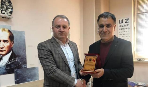 Iğdır'da Başkan Göksel Gülbey’den Dr. Mehmet Kum’a plaket
