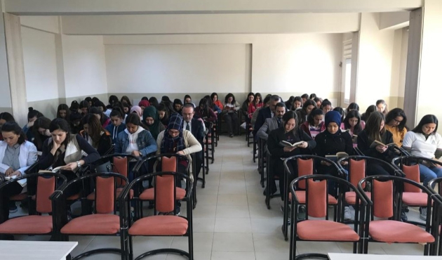 Balıkesir'de Kaymakam Hüseyin Öner öğrencilerle aynı sırayı paylaştı