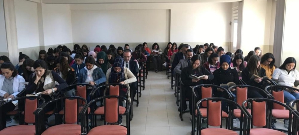 Balıkesir'de Kaymakam Hüseyin Öner öğrencilerle aynı sırayı paylaştı