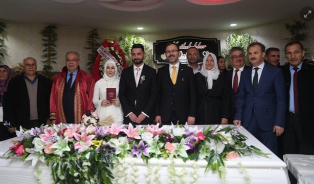 Bakan Kasapoğlu'ndan genç çifte büyük sürpriz!