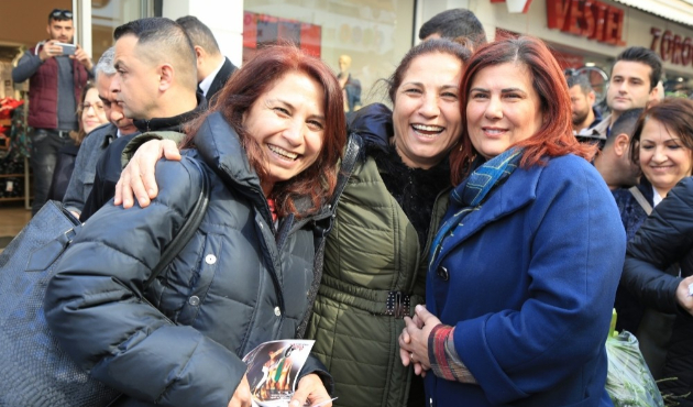 Aydın'da Başkan Özlem Çerçioğlu, Salı Pazarı’nı ziyaret etti