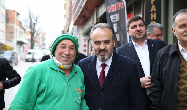 Bursa'da Alinur Aktaş hem anlattı, hem çekiç salladı