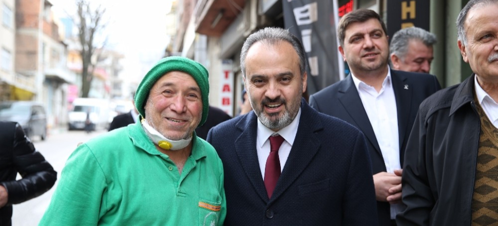 Bursa'da Alinur Aktaş hem anlattı, hem çekiç salladı