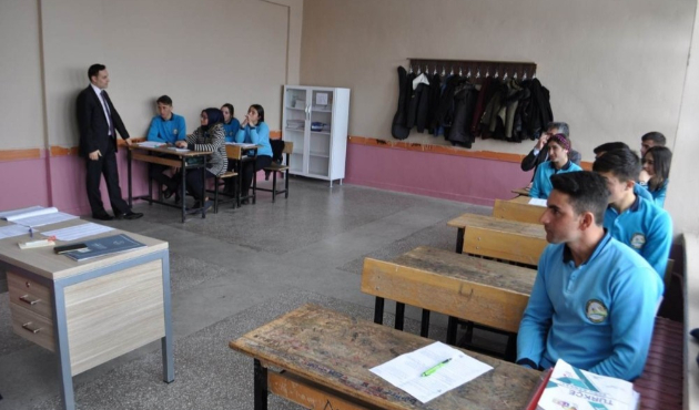 Kars'ta Kaymakam Abdil Koç, öğrencilerle buluştu