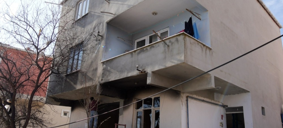 İstanbul'da Başkan Hasan Akgün, evi yanan ailenin imdadına yetişti