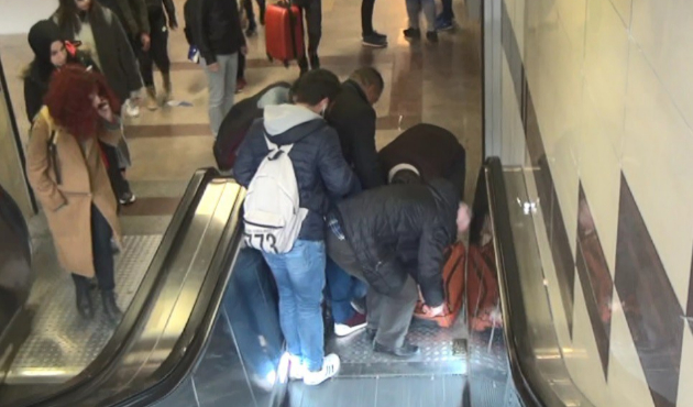 Ünlü oyuncu Taksim Metrosu'nda yere yığıldı!