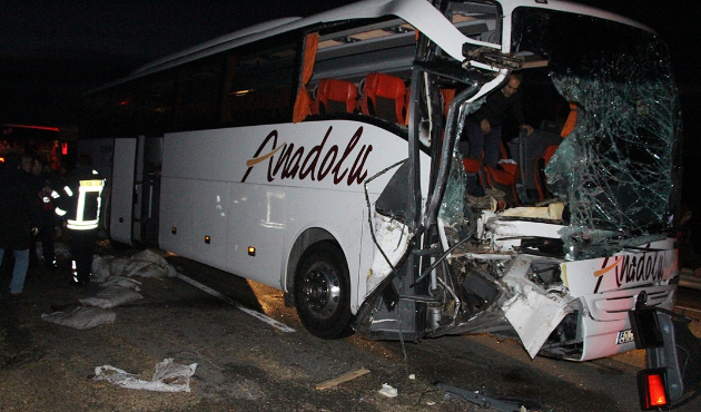 Manisa'da yolcu otobüsü tıra çarptı!
