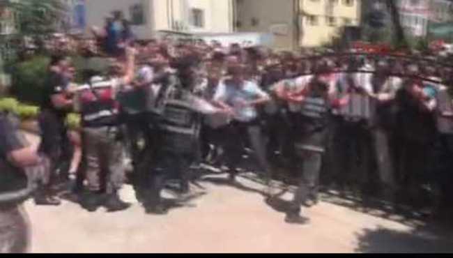 Sakarya'da Suriyeli anne ile oğlunu öldürenleri yüzlerce kişi linç etmek istedi